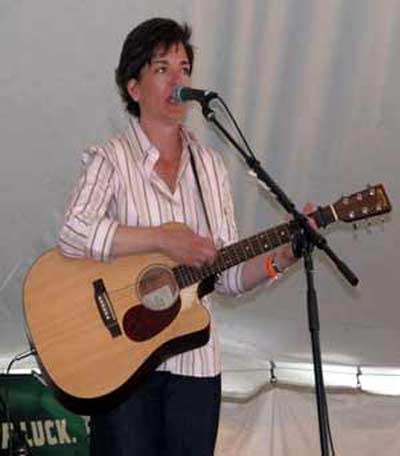 Lisa Spicer performing