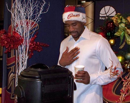 Cleveland Cavalier Leon Powe makes hot chocolate