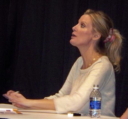 Sandra Lee signing autographs (photo by Debbie Hanson)