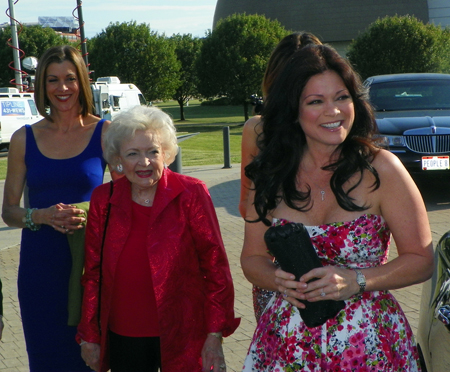 Hot in Cleveland - Wendy Mailck, Betty White and Valerie Bertinelli