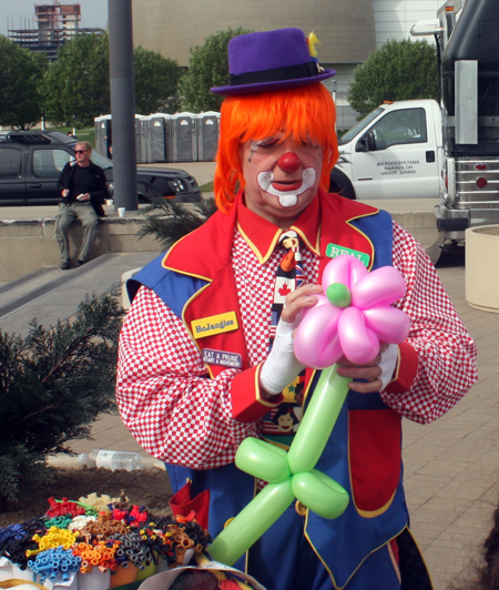 Clown Making balloon aniimals