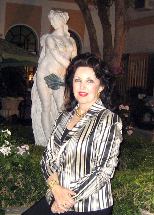 Maria Pujana in front of statue