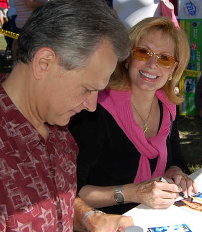 Co-anchors Lou Maglio and Wilma Smith signing autographs